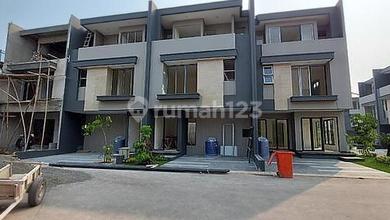 Rumah Eksklusif LT 105 m2, di Kebon Jeruk, Jakarta Barat