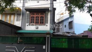 Disewakan Rumah 3 Lantai Jalan Sampali, Medan