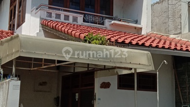 Kesempatan Rumah di Brumbungan, Semarang, LB 175m², Harga 1,8 Miliar