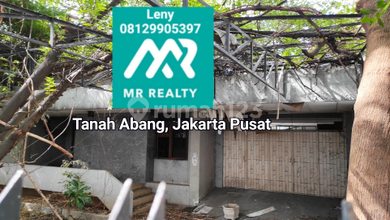RUMAH TUA DI TANAH ABANG, JAKARTA PUSAT, BISA BANGUN U/ GEDUNG TINGKAT TINGGI