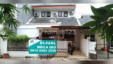 Rumah Lama Luas Depan Taman Parkir Luas