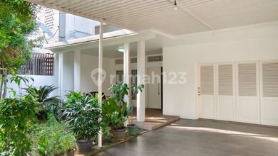 Rumah Mewah di Kebayoran Baru, Jakarta Selatan, 4 Kamar Tidur, LT 325m²