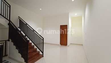 Rumah Baru 3 Lt di Duri Kepa, Lebar Jalan 2 Mobil 