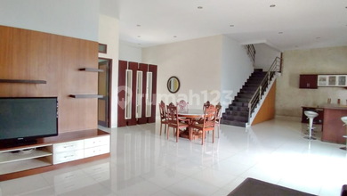 Disewakan Cepat Rumah Cantik dengan Lahan Luas 560 m2 Kawasan Kota Baru Parahyangan