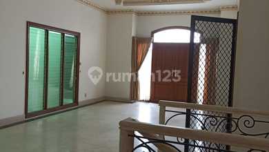 Rumah Pluit uk 10x23 jalan lebar lokasi strategis