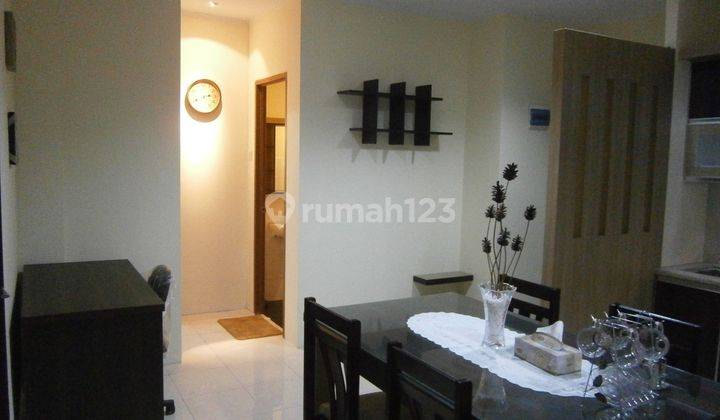 ruang makan apartemen keren dan modern di