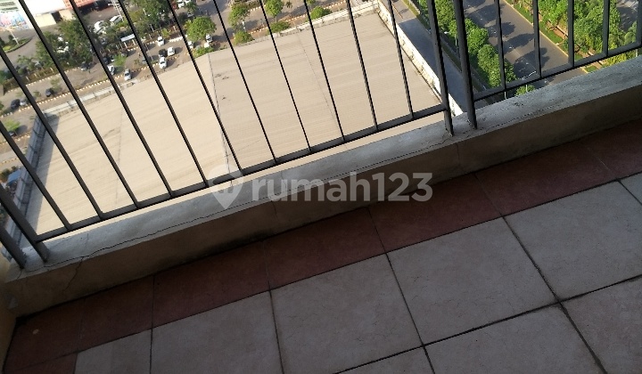 lantai parkit mewah viuew lepas ke moll artha