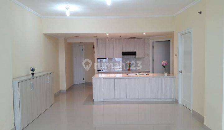 Apartemen bagus ; baru renov : lantai granit 80 x 80. Kitchen set + meja island baru 2