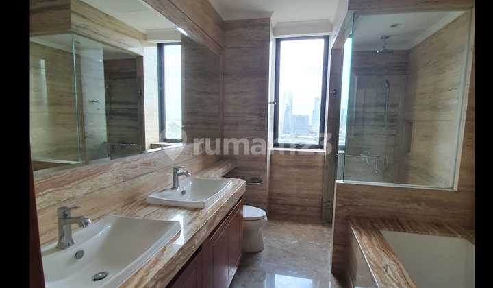 Di Jual Apartemen District 8 SCBD di Jakarta Selatan – Semi Furnished 3+1 BR Luas 228sqm 2