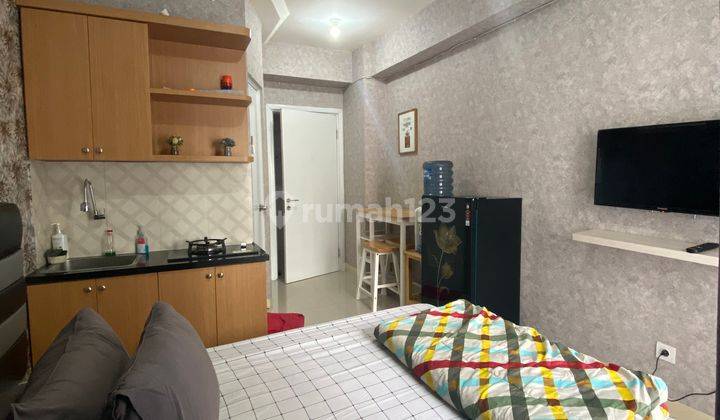 Romantic Studio Furnish Tower Scarlate Apartemen Green Pramuka 1