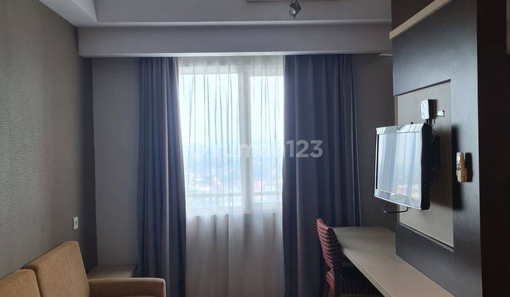 Apartemen solo paragon 1 kamar tidur dengan ruang keluarga 2