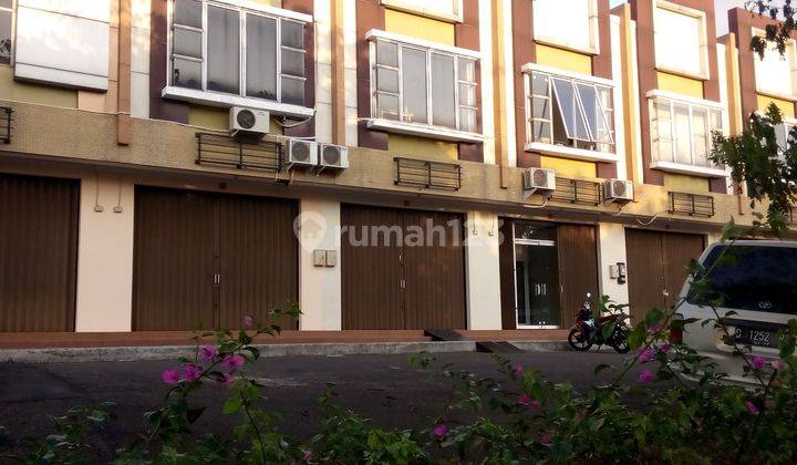 Ruko bagus dan strategis di pinggir jl utama grand wisata 1