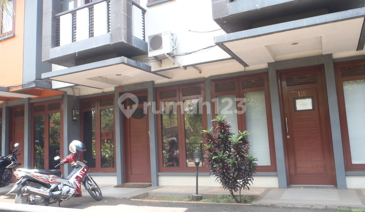 strategis, dekat Pondok Indah, hanya 5 menit ke pintu toll strategis, dekat Pondok Indah, hanya 5 menit ke pintu toll