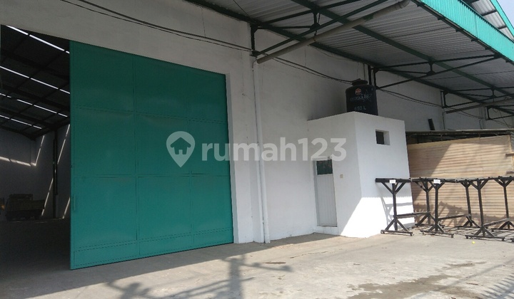 Malang city center warehouse, container access ready to use. Malang city center warehouse, container access ready to use.