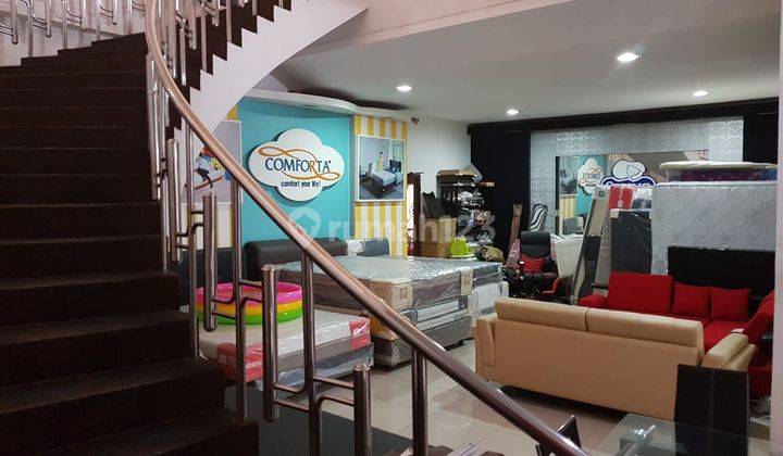 Showroom di Gajah Mada, Semarang Tengah 2