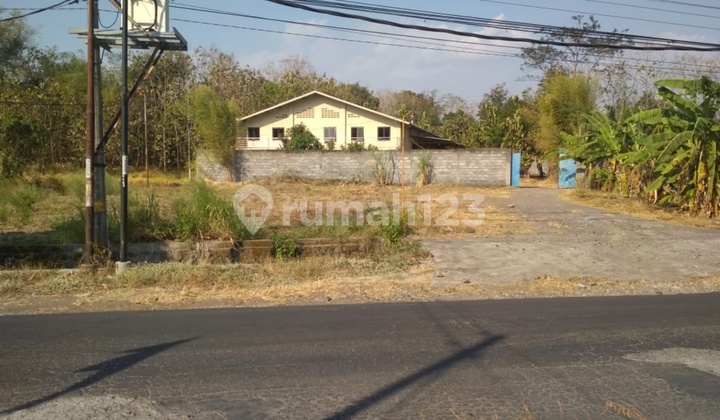 Gudang di pinggir jalan raya mbangak boyolali.