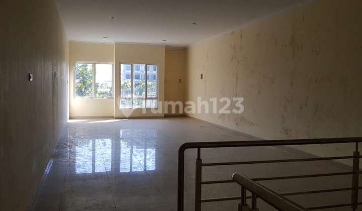 Strategic 3-Story Shop House Near Slamet Riyadi Street Solo 2