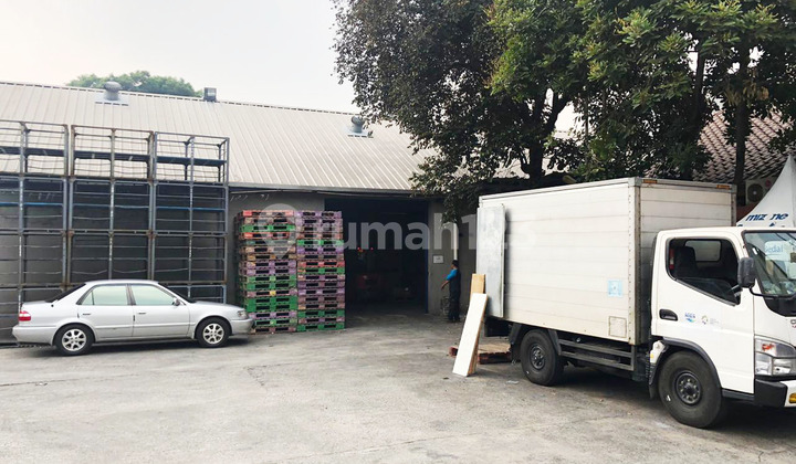 Di  Gudang jalan Raya Bekasi Cakung d/h Pulo Gadung Jakarta Utara