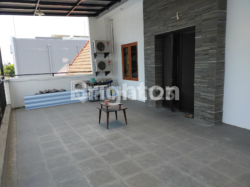 Shop house 0 road ready for use as a depot in the culinary area.