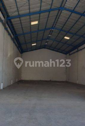 2 GUDANG JEJER di Komplek Pusat Pergudangan Roomokalisari, Surabaya, Lt. 440m2 ( 11 x40 ) Lb. 396m2 ( 11 x36 ) Kantor 2 Lantai 2