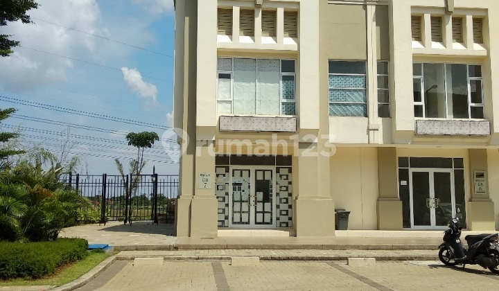 Ruko Hook 2 Lantai Samping Taman Dengan 2 Muka, Tampak Belakang View Danau Alami 