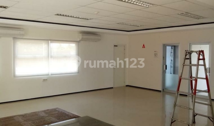 Warehouse + Office in the City Center, Good, Clean, Tidy, Well-Maintained 2