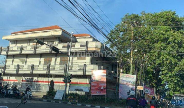 3 floor shophouse positioned on the hook of Jl. Mount Agung Buluh Indah 1