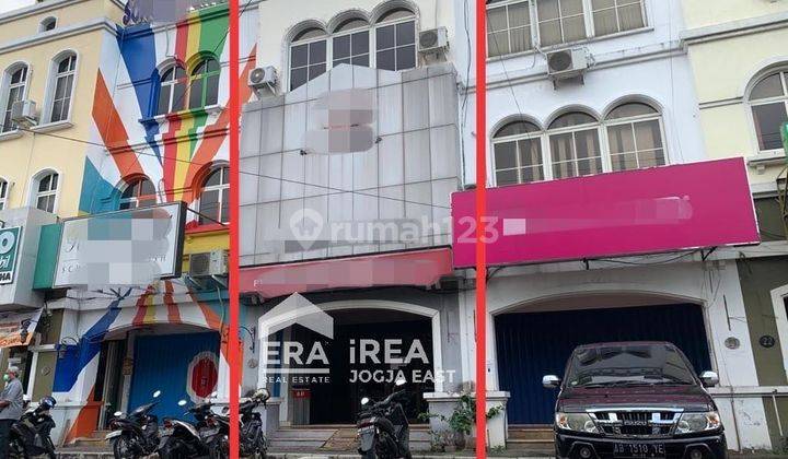 Ruko murah potensial 3 lantai di Perum Casa Grande 1