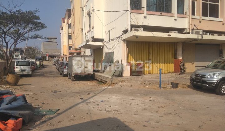 Ruko gandeng 3, lewat Container 40FT di Kota. Jakarta Pusat. 0979 Ruko gandeng 3, lewat Container 40FT di Kota. Jakarta Pusat. 0979