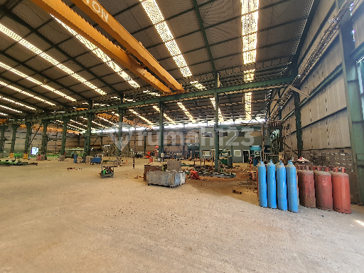 Gudang Workshop Dilengkapi Hoist Crane Cocok Untuk Fabrikasi Baja Gudang Workshop Dilengkapi Hoist Crane Cocok Untuk Fabrikasi Baja