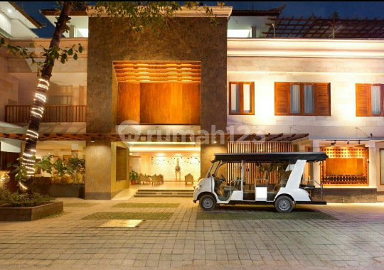 hotel bintang4 dengan akses pantai langsung  di belakang