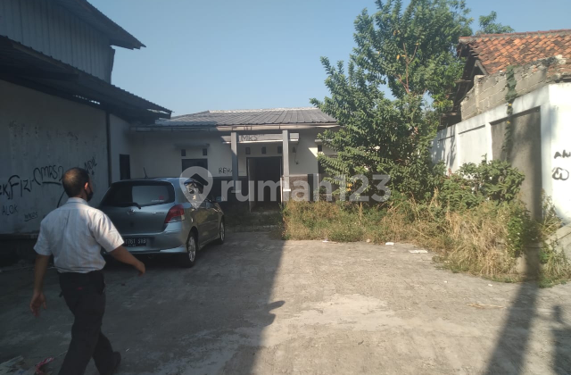 Warehouse and ready-to-use house.