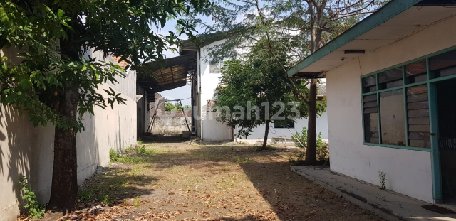 Flood-free warehouse in the city center of Solo.