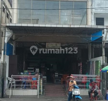 3-story shophouse in a strategic location at Tanah Abang, 250 m2 area, Central Jakarta 3-story shophouse in a strategic location at Tanah Abang, 250 m2 area, Central Jakarta