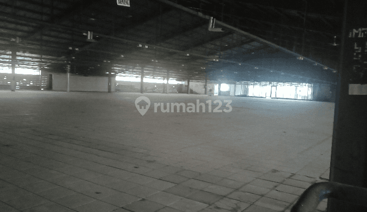 Gudang siap pakai di pinggir jalan utama 1