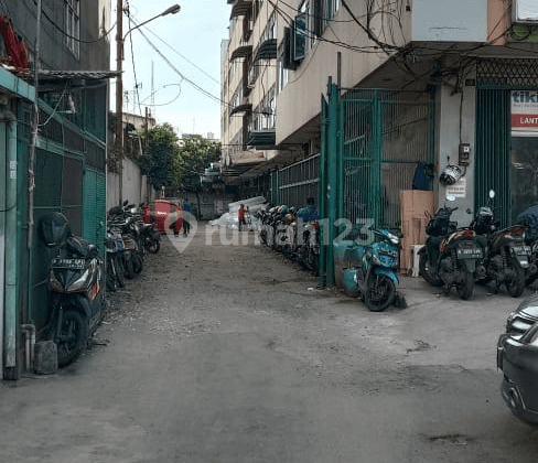 Gudang area perdagangan produktif Tanah Abang 1