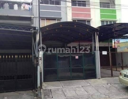 Strategic Shop House for Sale in Petojo