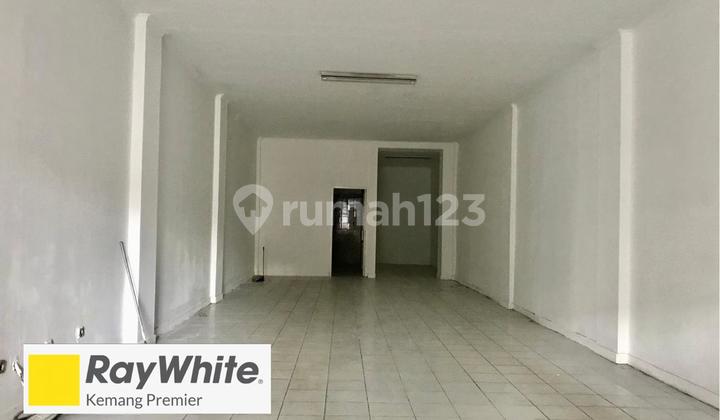 3-Storey Shop House Near MRT Cipete, Strategic Location on Fatmawati Raya 3-Storey Shop House Near MRT Cipete, Strategic Location on Fatmawati Raya