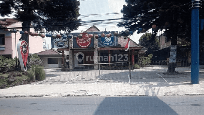 Ruang usaha Restoran oleh2 2