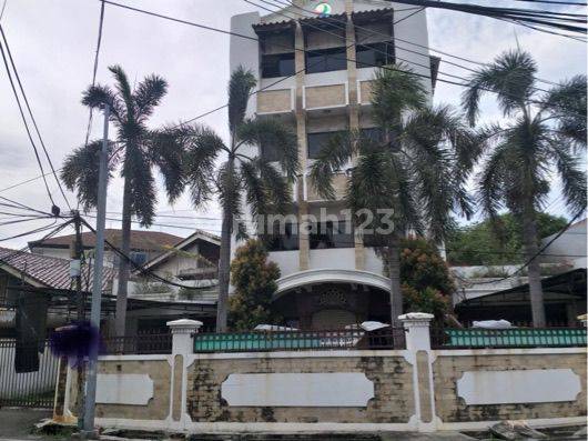 gedung pinggir jalan. sangat cocok untuk usaha, hotel, tempat kursus, kantor dll. Lokasi Di jl. petojo melintang. 1