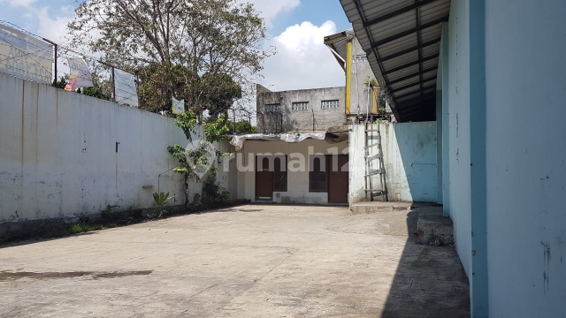 gudang di kawasan industri