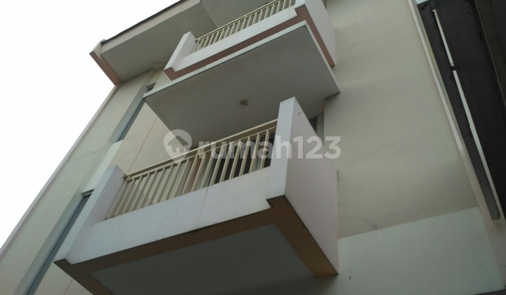 ruko jl RS ancol selatan dgn parkir luas. hrga cuma 77 jt per thn 2