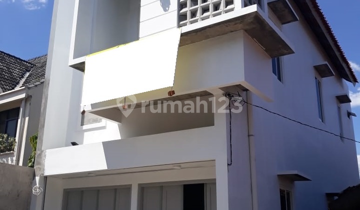 New shop house in a busy area near Ambarukmo Plaza and by the roadside