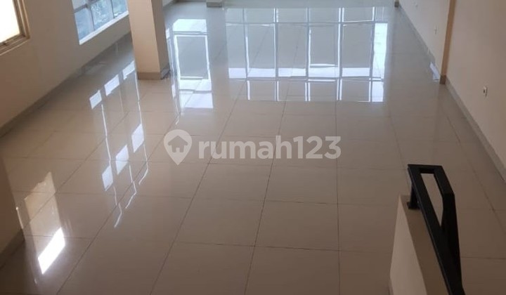 For Sale: Neat Corner Shophouse  
Location: Teuku Umar Street, Block A, Karawaci, Tangerang (Corner Lot).  
Levels: 4 Floors.  
Certificate: SHGB (Right to Build).  

Suitable for: Cafe, Office, Bank.