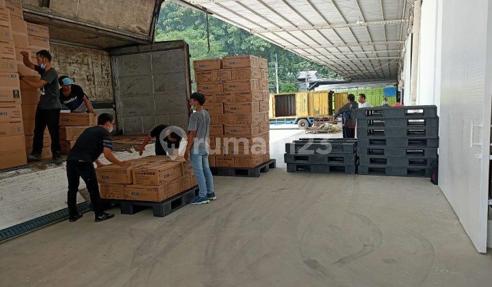 Warehouse ready for use near toll access.