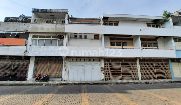 Downtown Semarang Shop House in Gang Warung, Chinatown Area 1