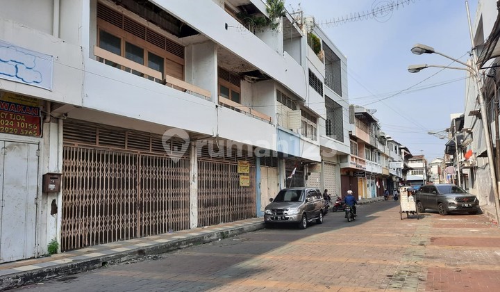 Downtown Semarang Shop House in Gang Warung, Chinatown Area 2