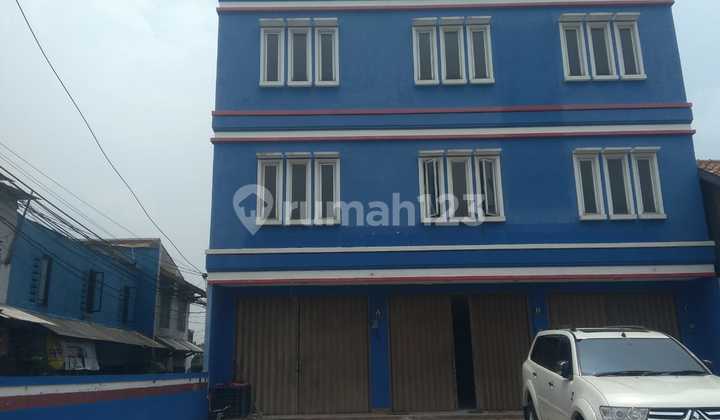 Neat shop house, ready to use in Ciledug.