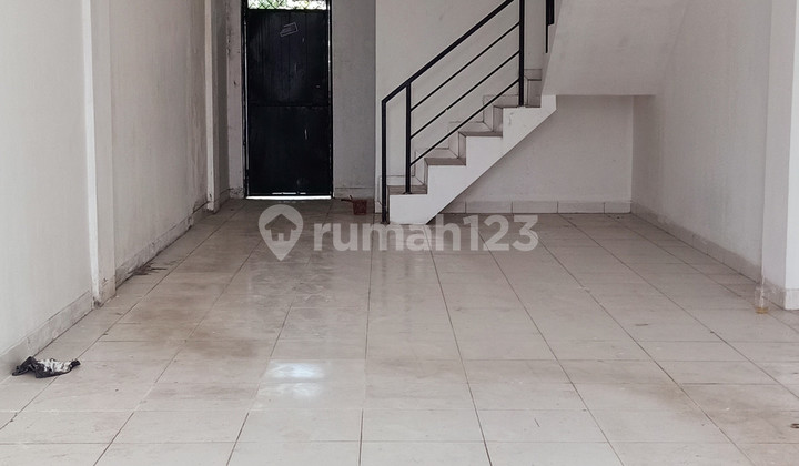 Neat shop house, ready to use in Ciledug.