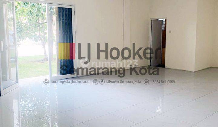 Bangunan cocok untuk showroom di Yos Sudarso (JL) 1